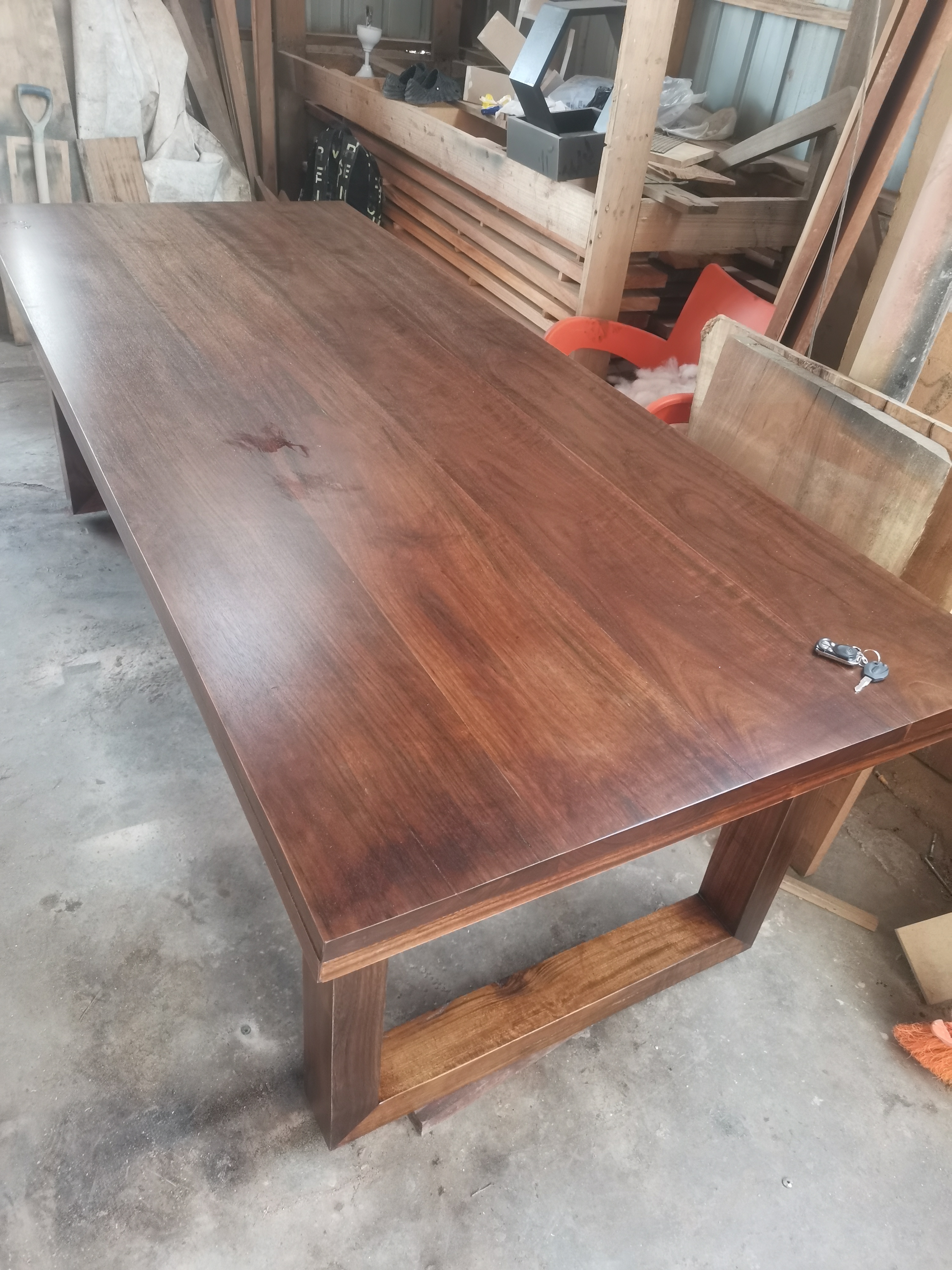 Hyedua dining table in the Neewoody workshop