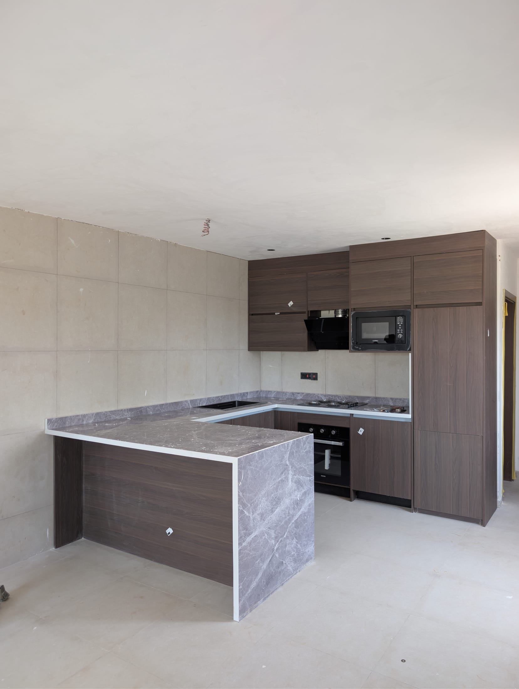 Open kitchen with waterfall marble-effect peninsula, Prampram